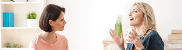 Freundinnen diskutieren über die Liebe