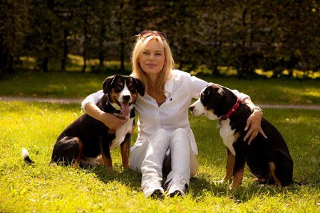 Nina Ruge mit ihren beiden Hunden auf der Wiese