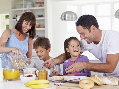 Gesunde Familie beim Frühstück mit Doppelherz