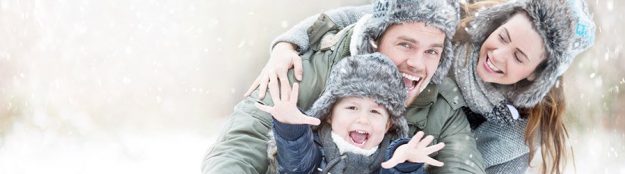 Familie-mit-Schlitten glückliche Familie mit Kleinkind im Schnee