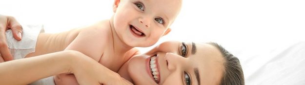 Glückliche-Mutter-mit-Baby Mutter mit Baby auf dem Arm