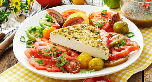 Salat mit Tomaten und Hirtenkäse in der Nusskruste